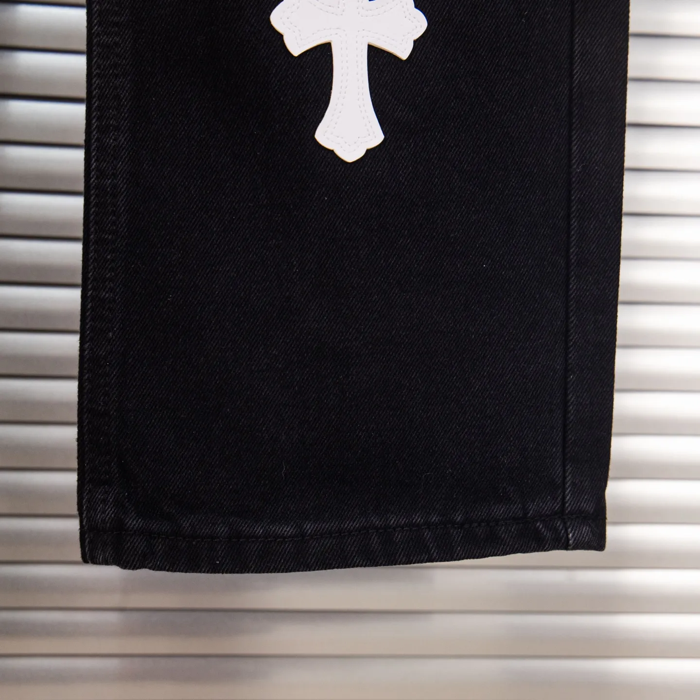 P260 Chrome Hearts Black Pants Sanskrit Black and White Patch Leather Jeans CH jeans need to be washed and then disassembled and hand-stitched with sheepskin cross leather and then spliced ​​together to complete. The whole piece has too many craftsmanship to explain, patchwork cross pattern embellishment, high-waisted washed jeans! ! Absolutely high-end luxury products, god-level single products and super popular products, made with top heavy industry, a must-see magic weapon. Customized hardware. The fabric is thick and soft after washing. It has good breathability. Customized small leather label. Unique design. The details are simple and elegant, and the workmanship is exquisite. The entire trousers are neatly routed and the details are in place! It’s so cool that both men and women can easily control the genderless trend! Style number: 1875# Color: black Size: 28 30 32 34